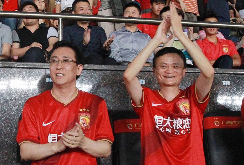 一艘外星飞船坠毁在戈壁中一个与世隔断的小镇上。它被庇护的内容被粉碎，开释出一种暗藏的寄生虫，进犯包罗人类在内的所有生物的年夜脑，使它们迷掉标的目的，不天然地变得强健。